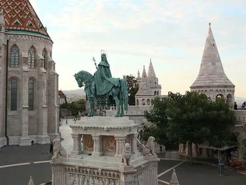 Estatua del Bastión de los Pescadores en Budapest con la Iglesia de Matías.