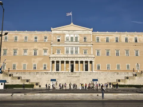 Parlamento Griego y Tumba Soldado Desconocido Atenas visita guiada por Atenas y la Acropolis excursiones y Actividades en Atenas