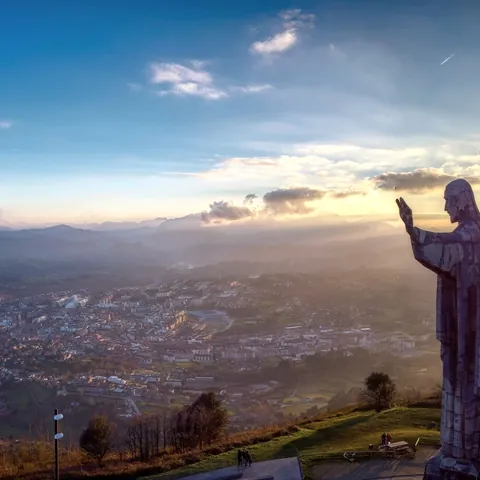 Vista de Oviedo desde el monumento del Sagrado Corazón en el monte Naranco