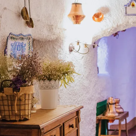 Interior de una casa cueva tradicional en Granada