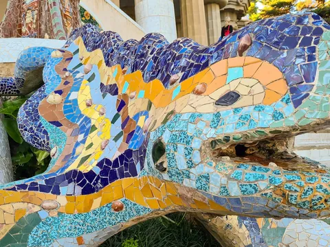 Figura del dragón de mosaicos de colores en el Parque Güell de Barcelona