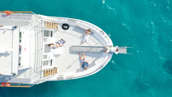 Proa de barco en planeo aéreo en la bahía de Palma de Mallorca