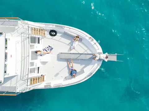 Proa de barco en planeo aéreo en la bahía de Palma de Mallorca