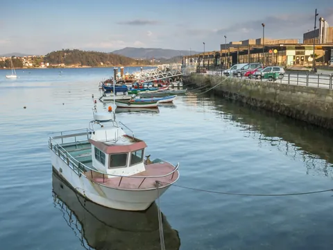 Barcos amarrados en el puerto de Combarro, Galicia, España