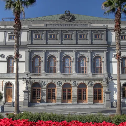 Fachada del Teatro Pérez Galdós entre palmeras en Las Palmas de Gran Canaria.