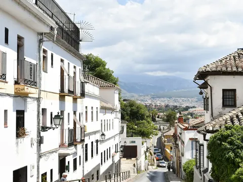 Calle típica en el barrio del Albaicín, Granada