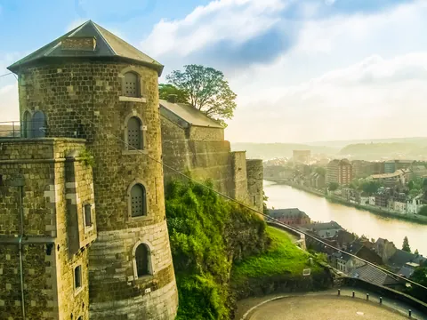 Vista de la Ciudadela de Namur, Bélgica, dominando el río Mosa al atardecer.