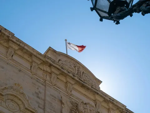 Bandera de Malta ondeando en La Valeta, Malta