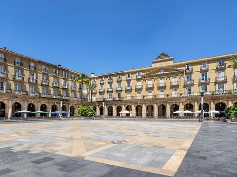 Plaza Nueva de Bilbao, plaza porticada del Casco Viejo en un día soleado