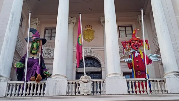 Muñecos gigantes en el balcón del carnaval de Cádiz