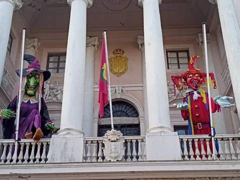 Muñecos gigantes en el balcón del carnaval de Cádiz