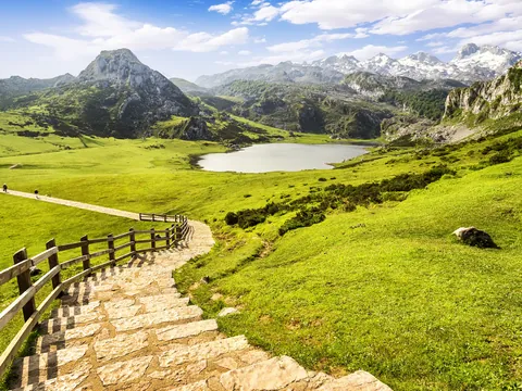 Sendero hacia el Lago Ercina en los Picos de Europa, Asturias