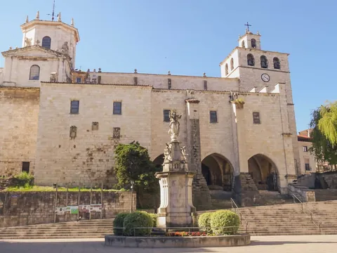 Catedral de la Asunción Santander en Cantabria con plaza amplia y estatua central