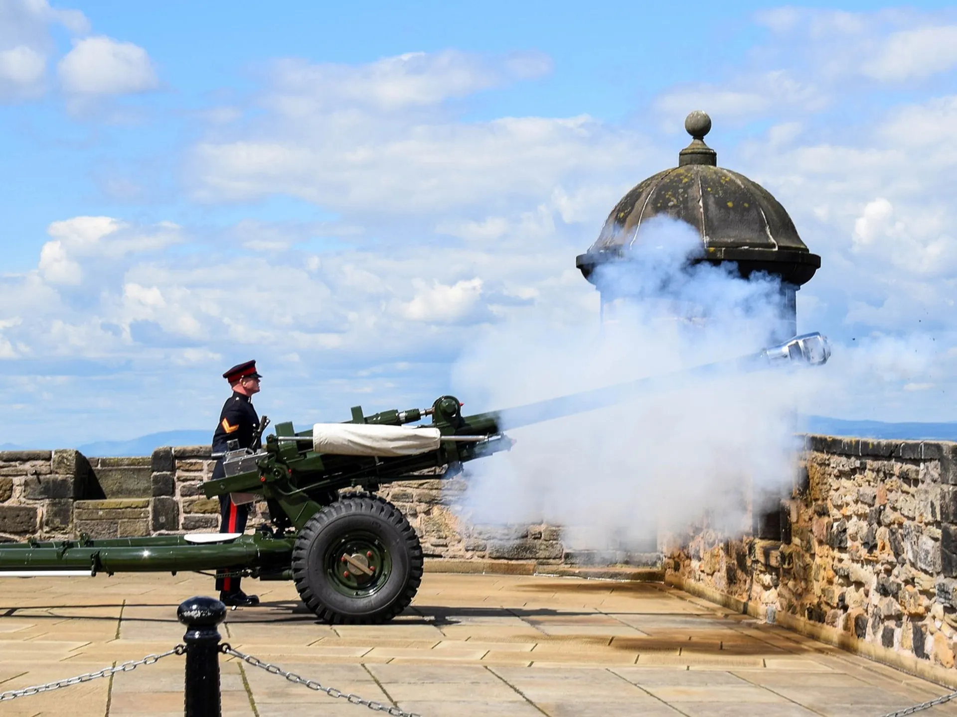 Cañonazo de las 13:00 en el Castillo de Edimburgo - Castillo de Edimburgo - Qué ver en Edimburgo - Guía de Viajes Edimburgo - Buendía Tours