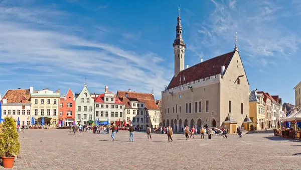 Plaza del Ayuntamiento en el centro histórico de Tallin, declarado Patrimonio de la Humanidad.