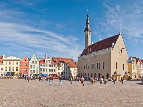 Plaza del Ayuntamiento en el centro histórico de Tallin, declarado Patrimonio de la Humanidad.