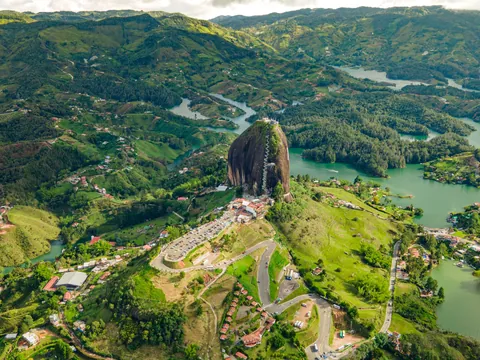 Excursión a Guatapé con paseo en barco y degustación gastronómica desde Medellín