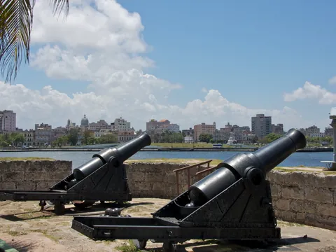 Cañones de la fortaleza de San Carlos en La Habana, Cuba