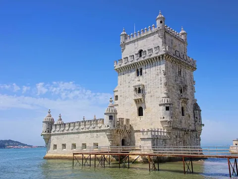 Torre de Belém en Lisboa frente al río Tajo en un día despejado