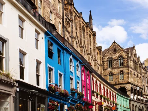 Coloridas fachadas de la Royal Mile de Edimburgo