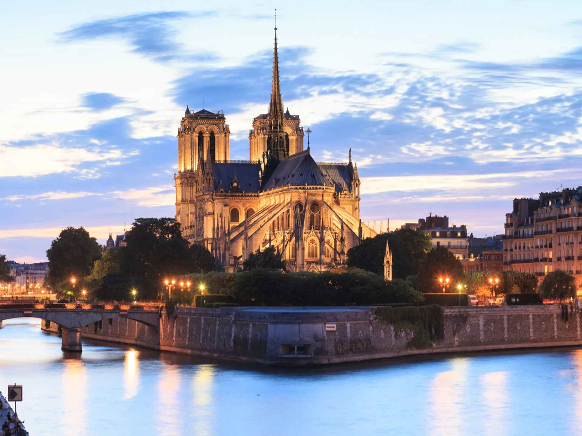Catedral Notre Dame de París iluminada por la noche - Guía de viaje de París- Buendía Tours
