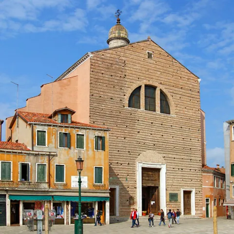 Fachada de la Iglesia de San Pantaleón en Venecia