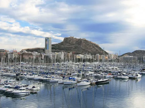 Puerto de Alicante con barcos y vista al castillo de Santa Bárbara al fondo
