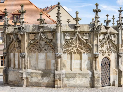 Fuente de Piedra gótica en la plaza de Kutná Hora, República Checa.