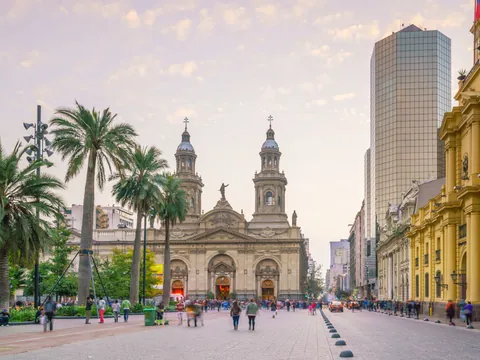 La Plaza de Armas, uno de los puntos céntricos más importantes de reunión en Santiago de Chile.