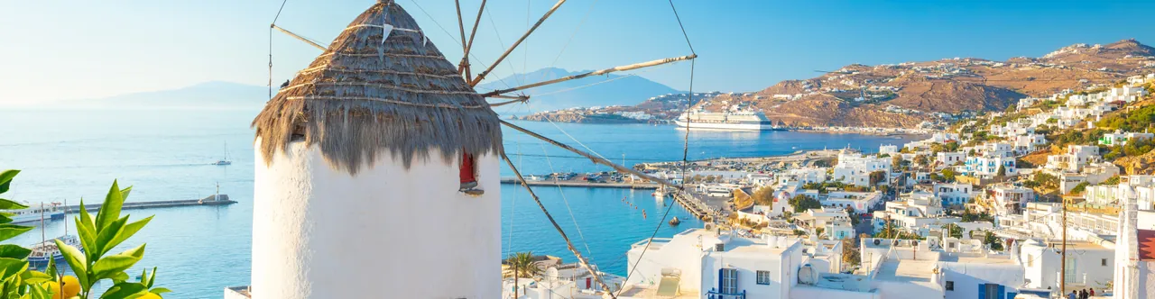 Famosos molinos de Mykonos con la isla de fondo, Grecia