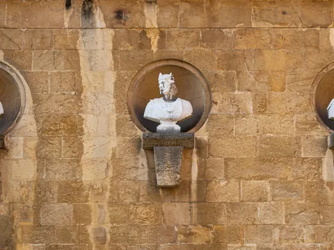 Bustos de los antiguos reyes de Asturias en la fachada de la Catedral de Oviedo, esculturas en piedra sobre muro histórico.