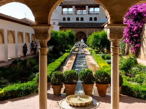 excursion-granada-alhambra-desde-malaga_jardin_patio-generalife_visita-guiada_transporte_bus_andalucia_buendia-tours_0.jpg