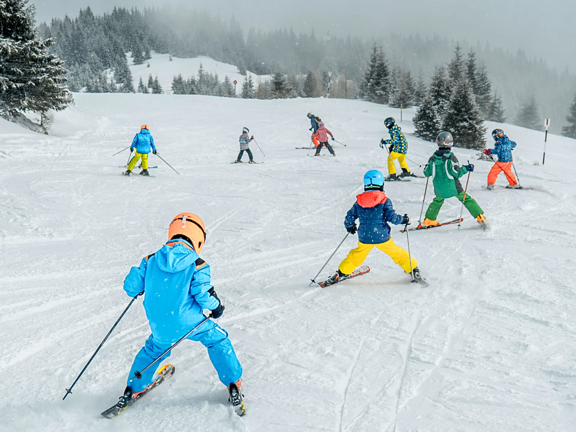 Niños esquiando - Principales estaciones de esquí con guardería en España - Blog - Buendía Tours