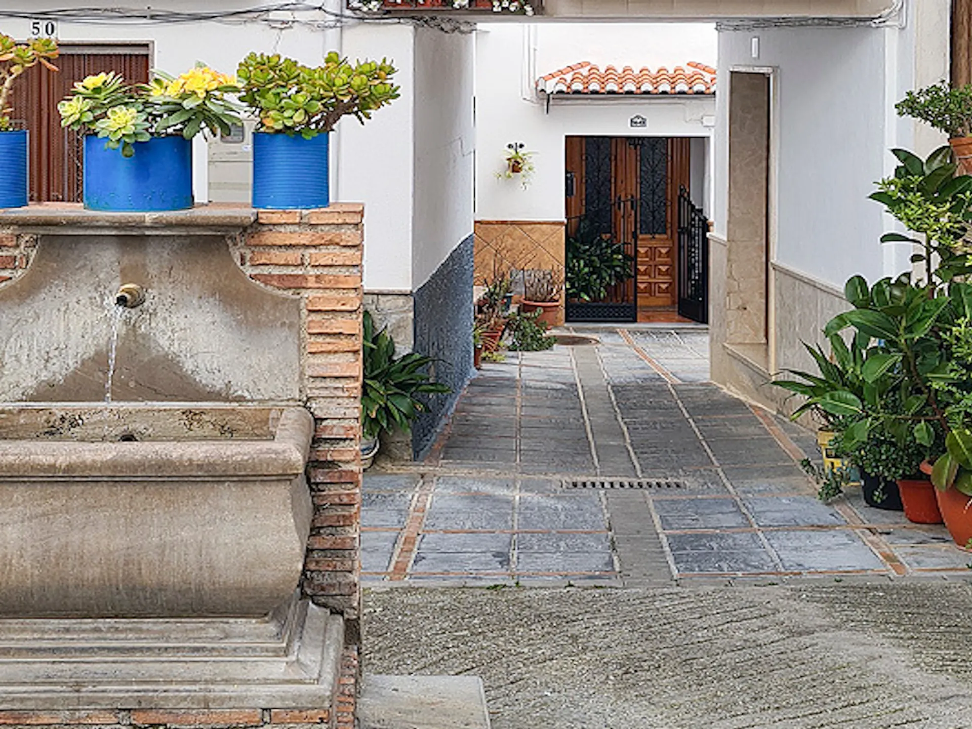 Plaza Lanjarón - Lanjarón: La puerta de la Alpujarra - Alrededores de Granada - Qué ver en Granada - Guía de Viajes Granada - Buendía