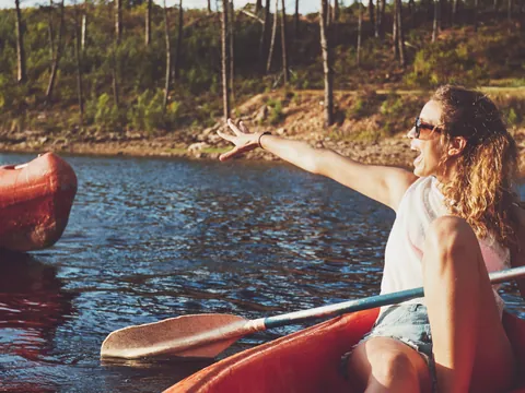 Dos personas disfrutando de un descenso en kayak por el río Asón