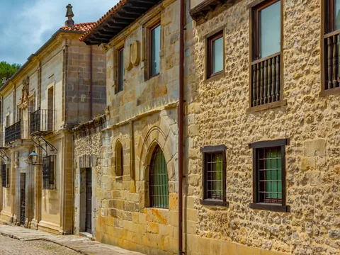 Una de las encantadoras calles empedradas de Santillana del Mar.