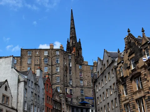 Calle histórica del Old Town de Edimburgo con arquitectura medieval, posible inspiración Callejón Diagon