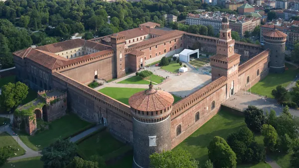Planeo aéreo del Castillo de Sforzesco en Milán