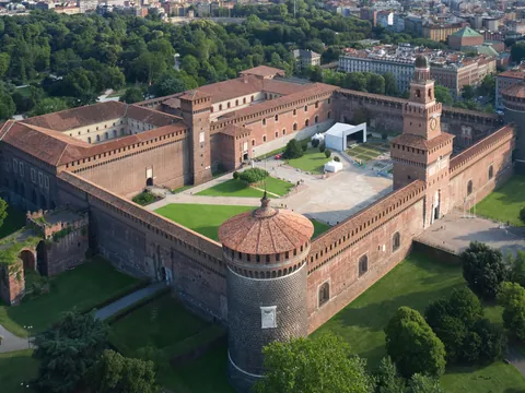 Planeo aéreo del Castillo de Sforzesco en Milán
