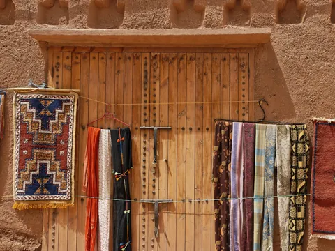 Alfombras bereberes colgadas en una casa tradicional del valle de Ourika, Marruecos