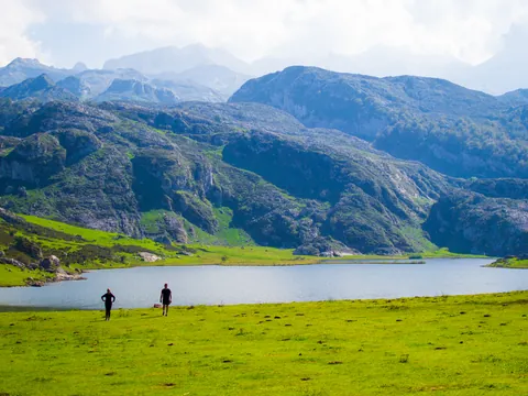 Pareja paseando junto al Lago Ercina en los Lagos de Covadonga, Asturias