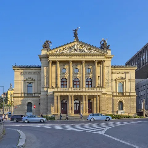 Ópera Estatal de Praga - Walencienne / Shutterstock.com - Qué ver en Praga - Guía de viaje Praga - Buendía Tours