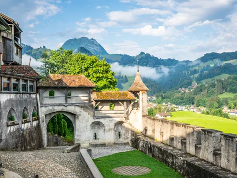 excursion-gruyeres-desde-ginebra_castillo-medieval_jardines_suiza_buendia (1).jpg