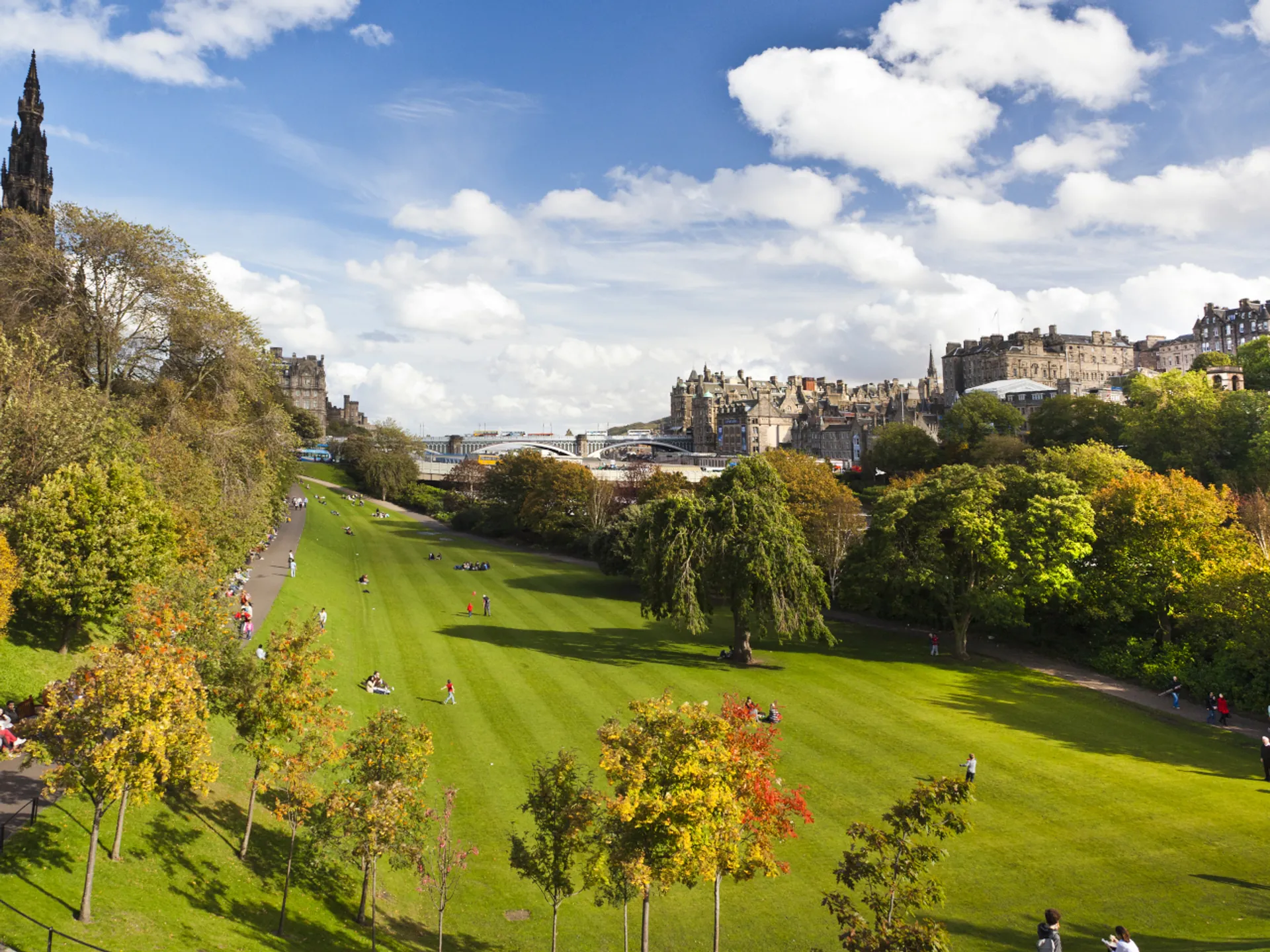 Vista Princes Street Gardens - Princes Street Gardens - Qué ver en Edimburgo - Guía de Viajes Edimburgo - Buendía Tours
