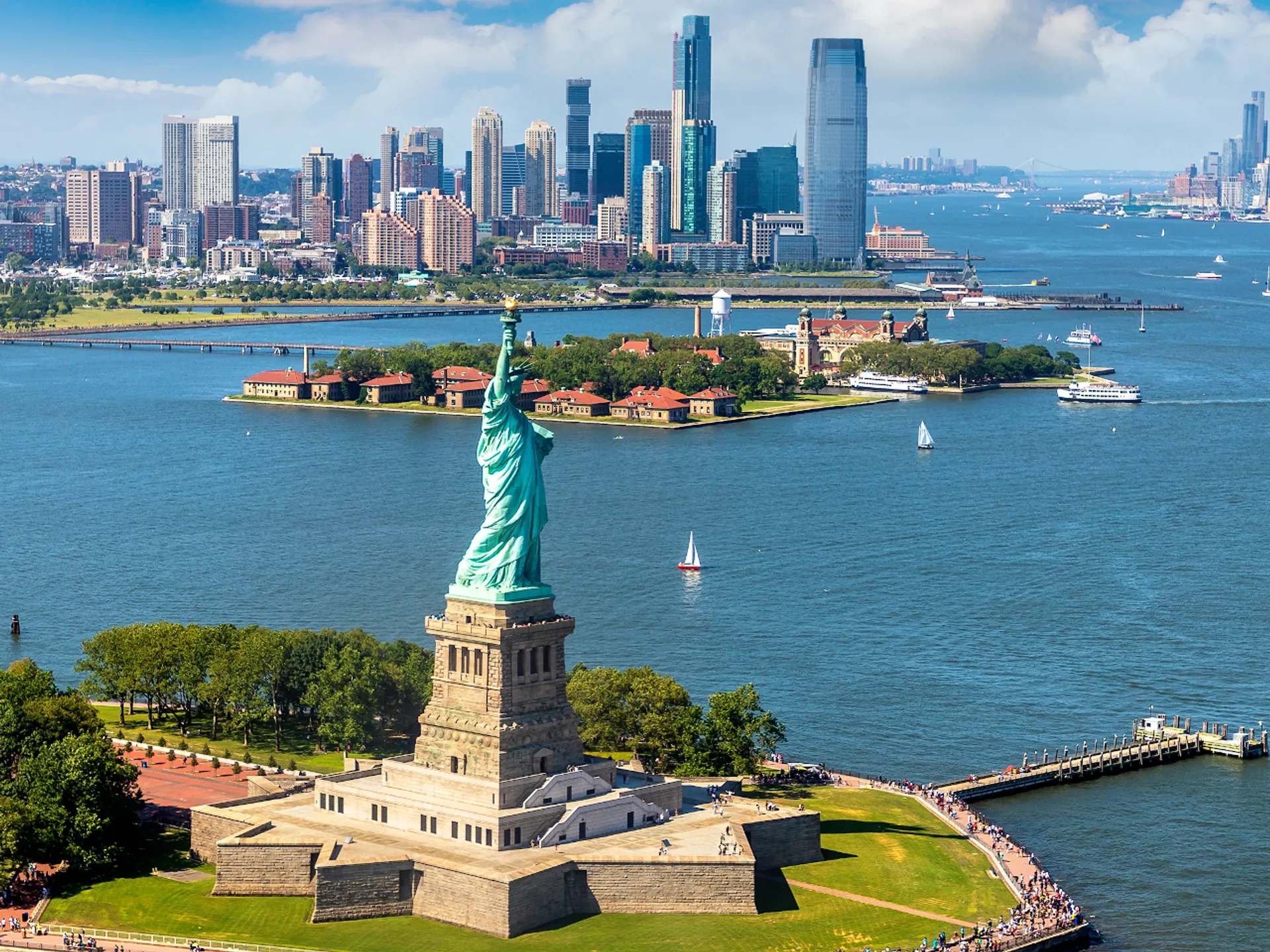 Estatua de la Libertad con la Isla de Ellis y Nueva York - Estatua de la Libertad - Qué ver en Nueva York - Guía de Viajes Nueva York - Buendía Tours