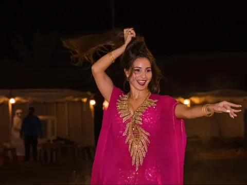 Safari Dunas Rojas Dubai 4x4 paseo Camello Henna Alcones Danzaespectaculo Sandboarding Barbacoa Emiratos Arabes