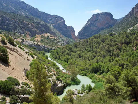Valle del río Guadalhorce rodeado de montañas y pinos en El Chorro, Málaga
