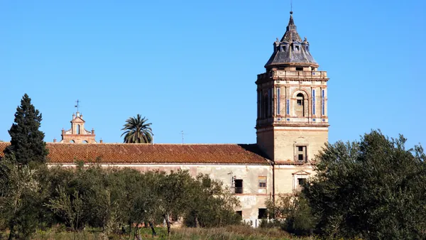 Detalle de la fachada del Monasterio de San Isidoro del Campo, un monumento emblemático que refleja la historia de Andalucía.