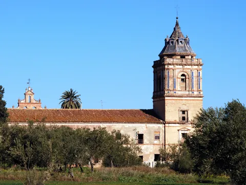 Detalle de la fachada del Monasterio de San Isidoro del Campo, un monumento emblemático que refleja la historia de Andalucía.