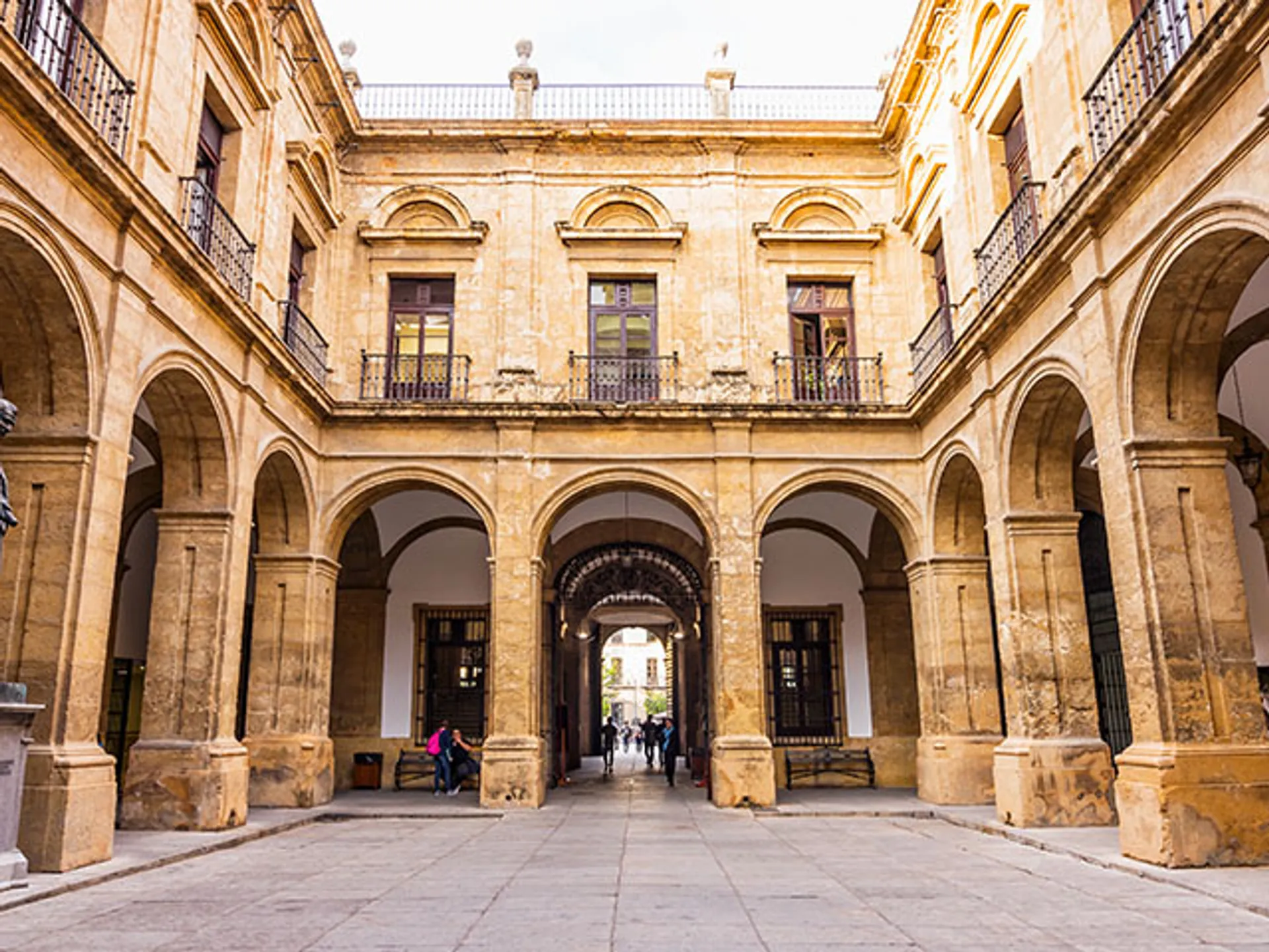patio-universidad-sevilla-qeu-ver-sevilla-guia-viaje-buendiatours_0.jpg